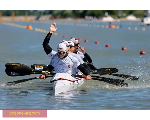 划破波澜，争冠皮划艇赛